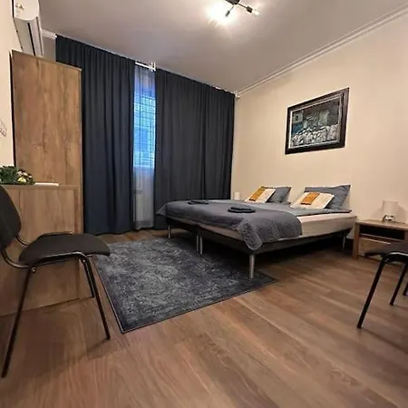 Apartment Centre Stylish With Private Backyard *