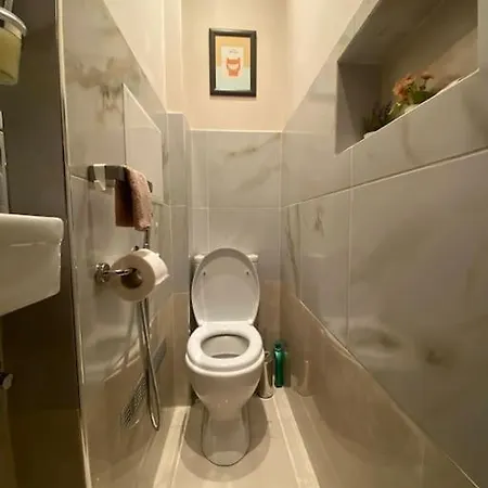Apartment Centre Stylish With Private Backyard