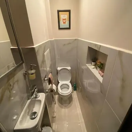 Centre Stylish With Private Backyard *