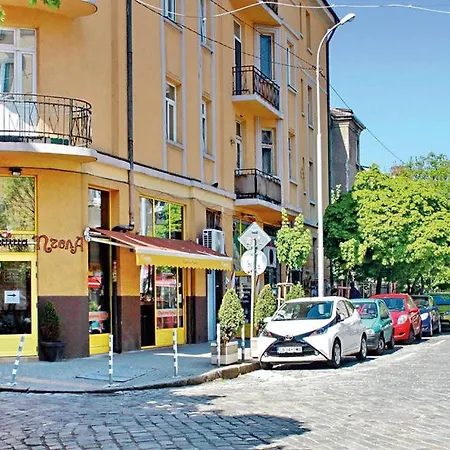 Centre Stylish With Private Backyard Apartment *