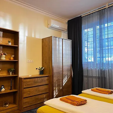 Centre Stylish With Private Backyard Apartment