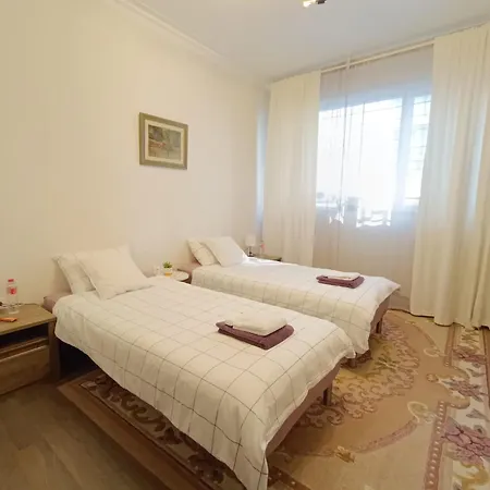 Centre Stylish With Private Backyard Apartment