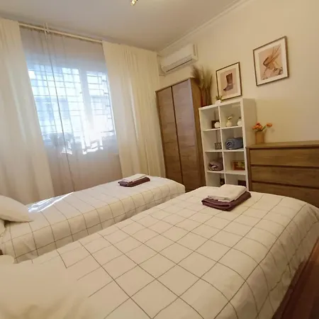 Apartment Centre Stylish With Private Backyard