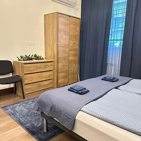 Centre Stylish With Private Backyard Апартамент