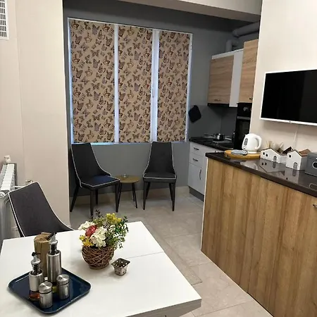 Centre Stylish With Private Backyard Апартамент