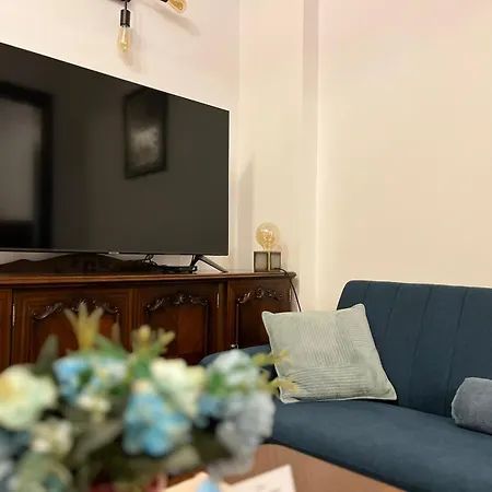 Centre Stylish With Private Backyard Апартамент *